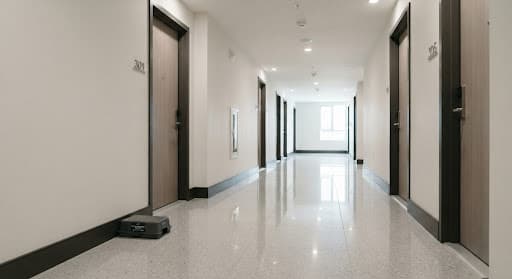 Espacios comunes de un edificio con control de plagas discreto